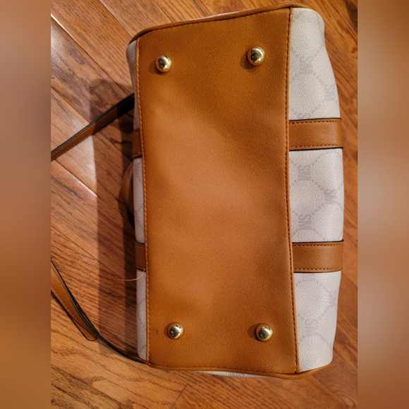 Steve Madden Barrel Purse - Picture 2 of 4